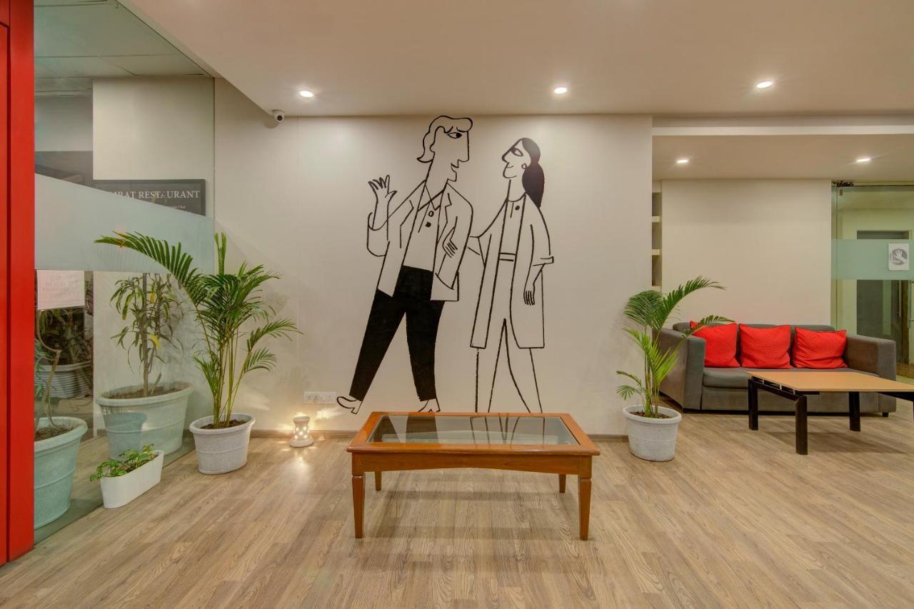 Vaccinated Staff- Oyo Townhouse 105 Khar West Station Hotel Bombay Eksteriør billede