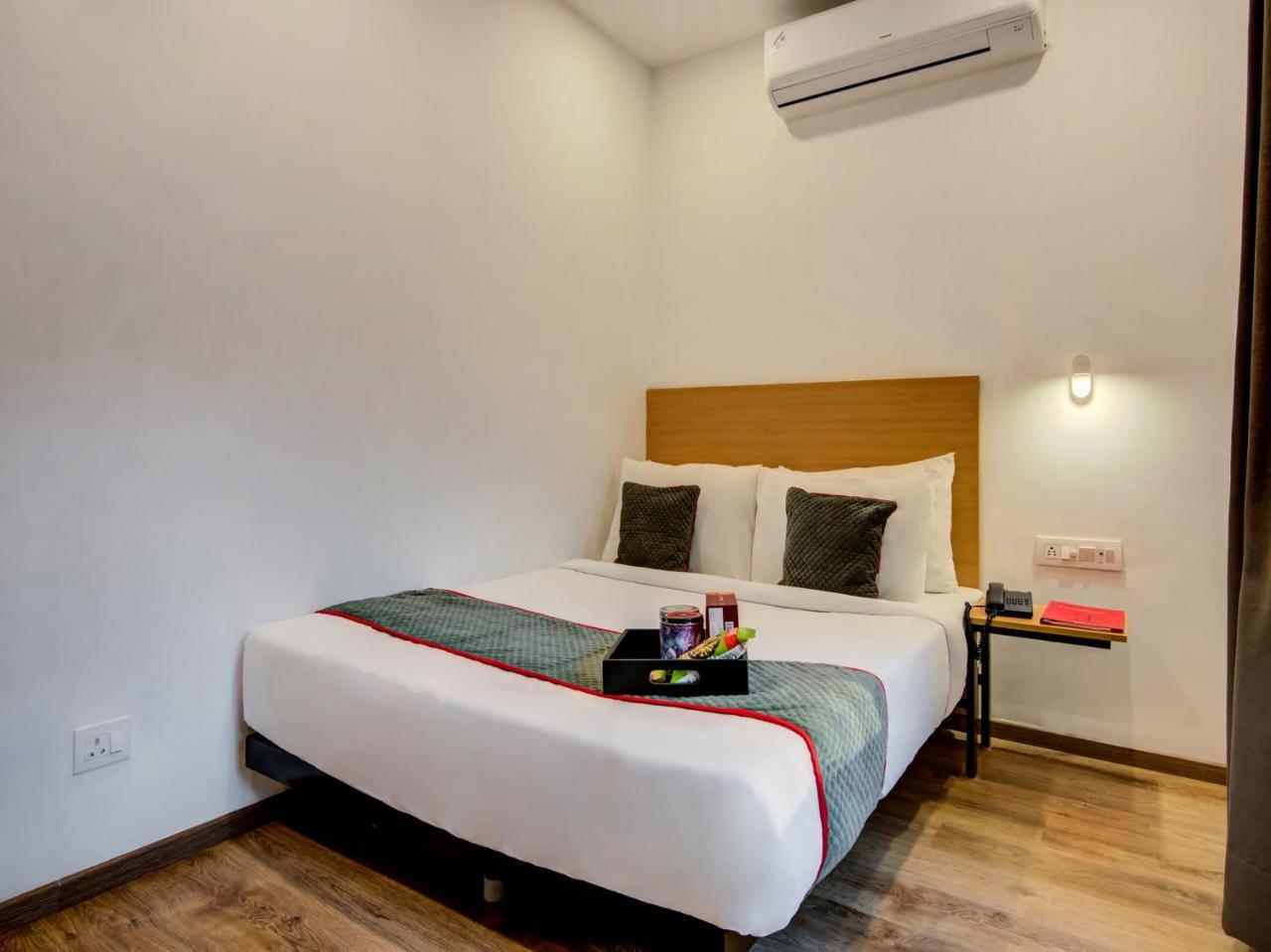 Vaccinated Staff- Oyo Townhouse 105 Khar West Station Hotel Bombay Eksteriør billede