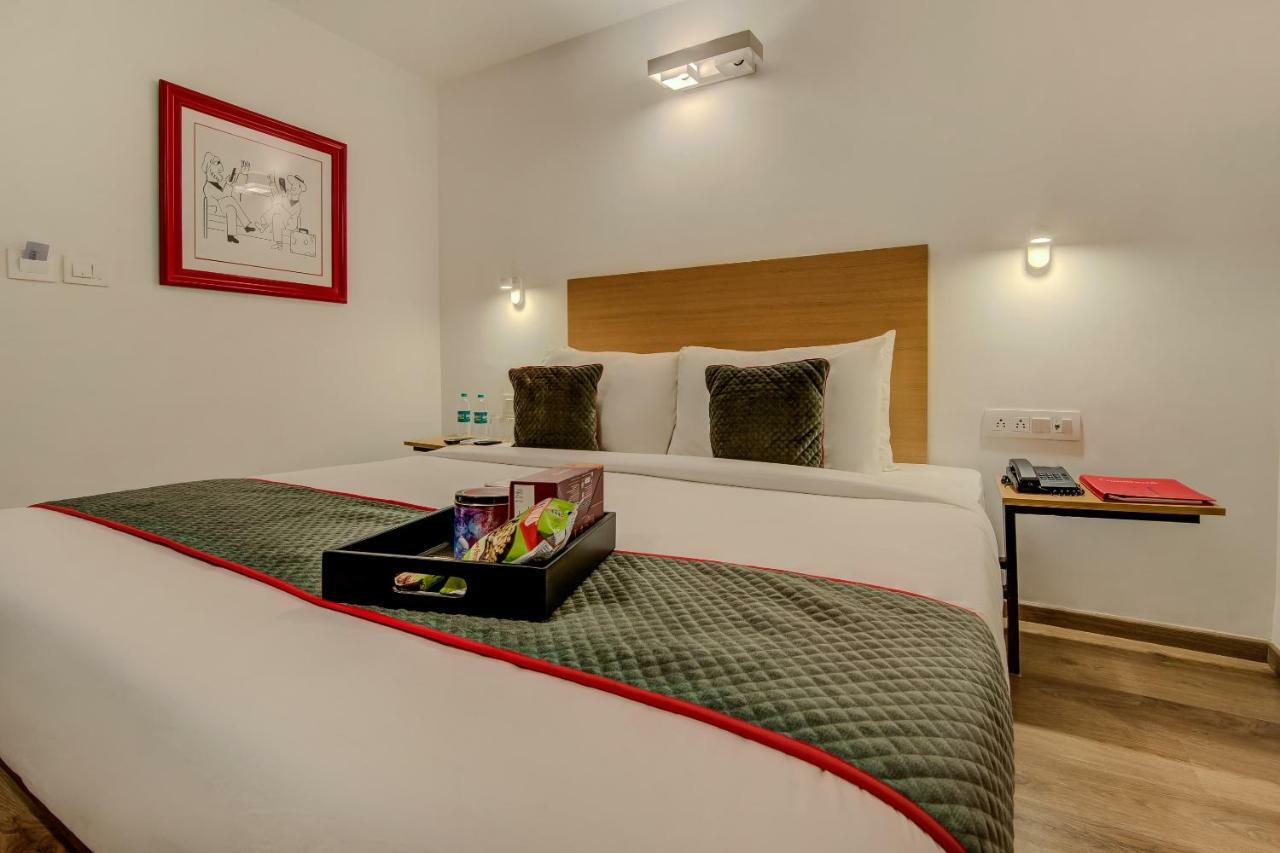 Vaccinated Staff- Oyo Townhouse 105 Khar West Station Hotel Bombay Eksteriør billede