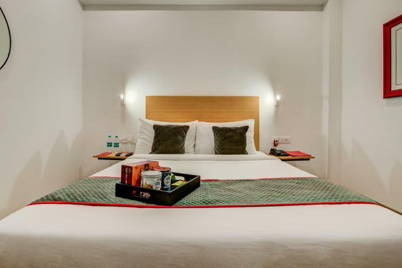 Vaccinated Staff- Oyo Townhouse 105 Khar West Station Hotel Bombay Eksteriør billede