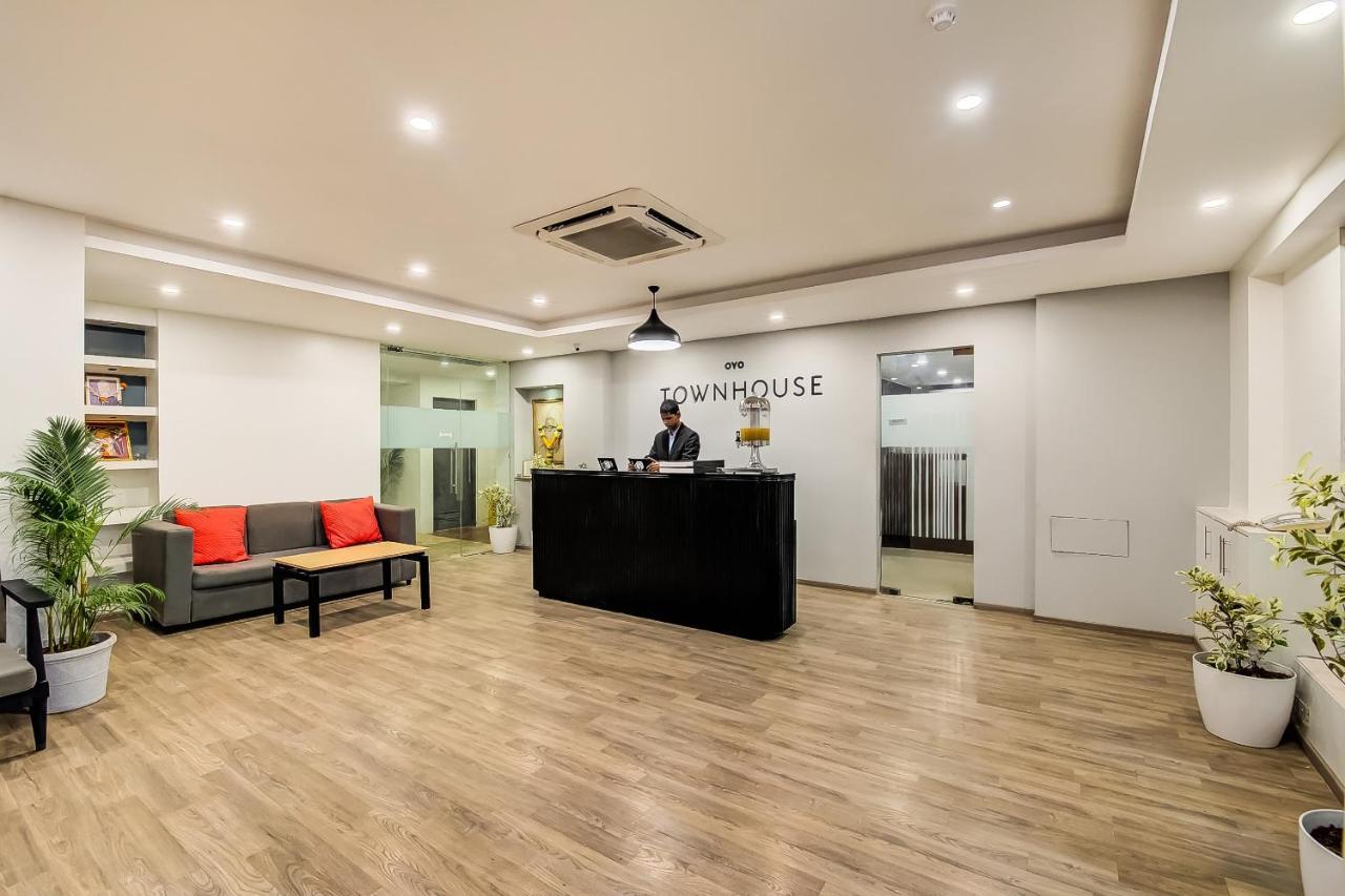 Vaccinated Staff- Oyo Townhouse 105 Khar West Station Hotel Bombay Eksteriør billede