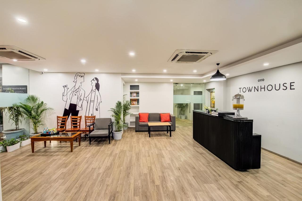 Vaccinated Staff- Oyo Townhouse 105 Khar West Station Hotel Bombay Eksteriør billede
